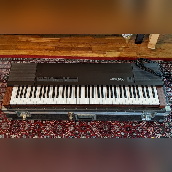 Yamaha pf10 electronic piano with J.H. Sessions and Son road case - Picture 1 of 9